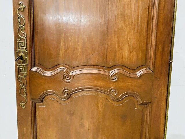 porte en merisier massif à encadrement finement sculptée . XVIII siècle .