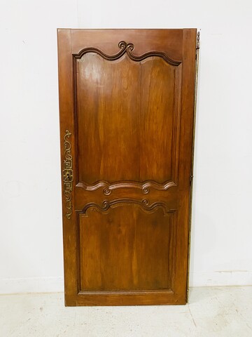 porte en merisier massif à encadrement finement sculptée . XVIII siècle .