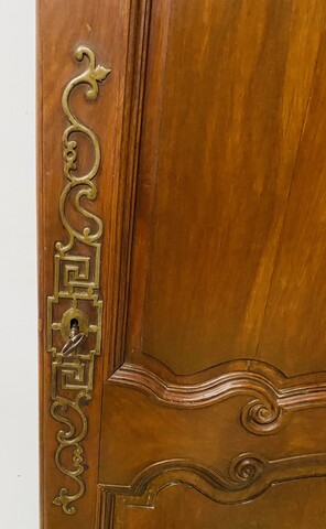 porte en merisier massif à encadrement finement sculptée . XVIII siècle .