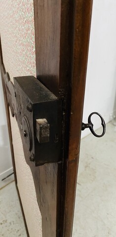 porte en merisier massif à encadrement finement sculptée . XVIII siècle .