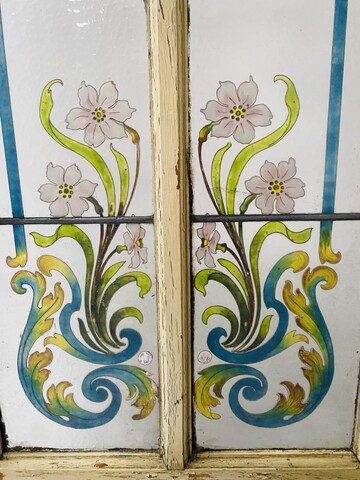 porte en vitraux art déco décor bouquet de fleurs année 1900 . XX siècle .