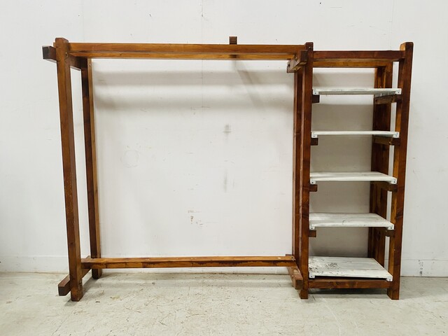 porte manteau architecturale en sapin massif . XX siècle .