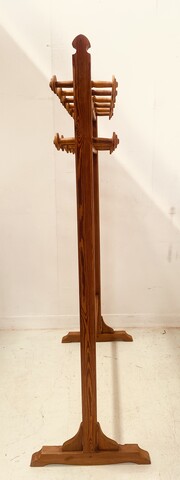 porte manteau en frêne patine brune clair . XX siècle .
