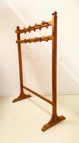 porte manteau en frêne patine brune clair . XX siècle .