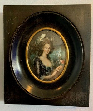 Portrait en miniature d'une jeune femme au chapeau Signée XX siècle