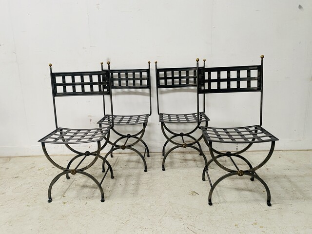 quatre chaises en fonte de fer à boules en laiton . XX siècle .