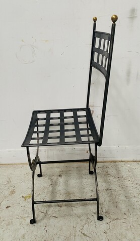 quatre chaises en fonte de fer à boules en laiton . XX siècle .