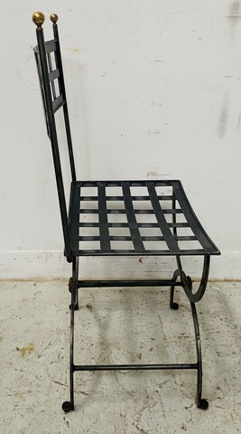 quatre chaises en fonte de fer à boules en laiton . XX siècle .