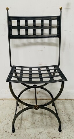 quatre chaises en fonte de fer à boules en laiton . XX siècle .