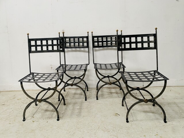 quatre chaises en fonte de fer à boules en laiton . XX siècle .