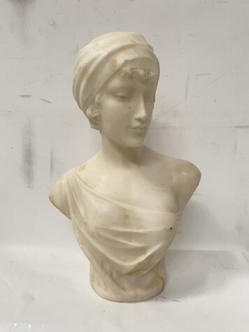 sculpture d'un buste de jeune fille finement sculpté . XX siècle .