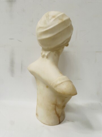 sculpture d'un buste de jeune fille finement sculpté . XX siècle .