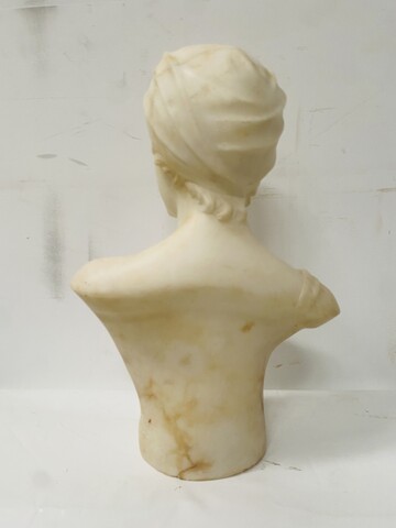 sculpture d'un buste de jeune fille finement sculpté . XX siècle .