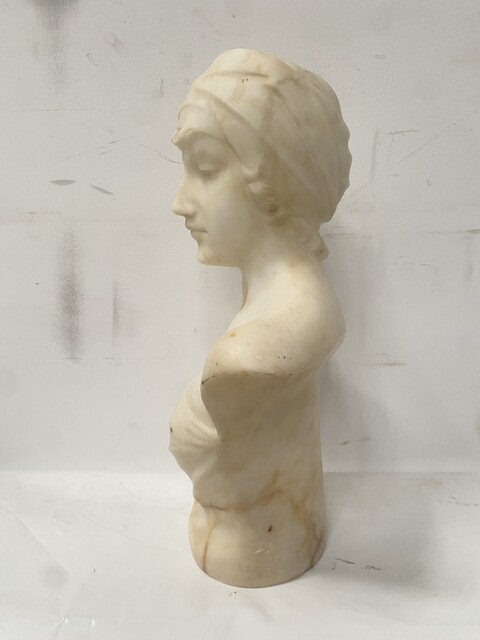 sculpture d'un buste de jeune fille finement sculpté . XX siècle .