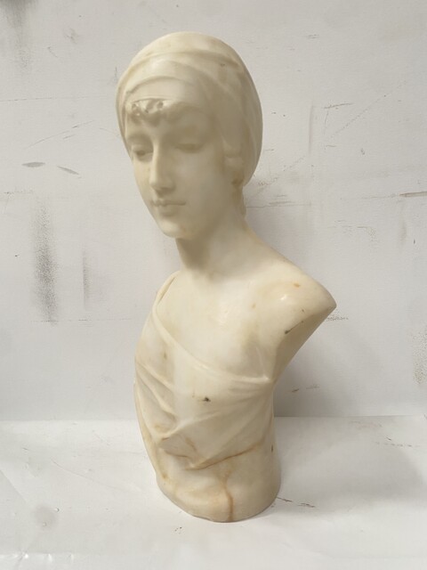 sculpture d'un buste de jeune fille finement sculpté . XX siècle .