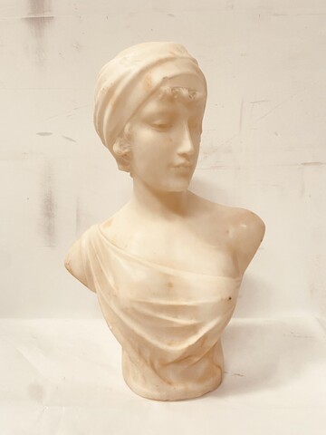 sculpture d'un buste de jeune fille finement sculpté . XX siècle .