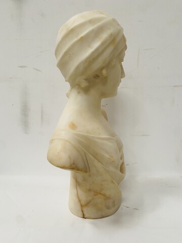 sculpture d'un buste de jeune fille finement sculpté . XX siècle .