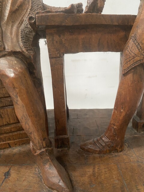 sculpture sur bois représentant deux notables finement sculpté . XX siècle .