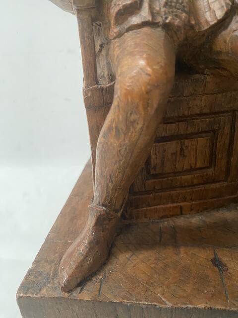 sculpture sur bois représentant deux notables finement sculpté . XX siècle .