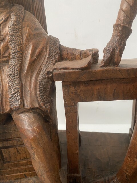 sculpture sur bois représentant deux notables finement sculpté . XX siècle .