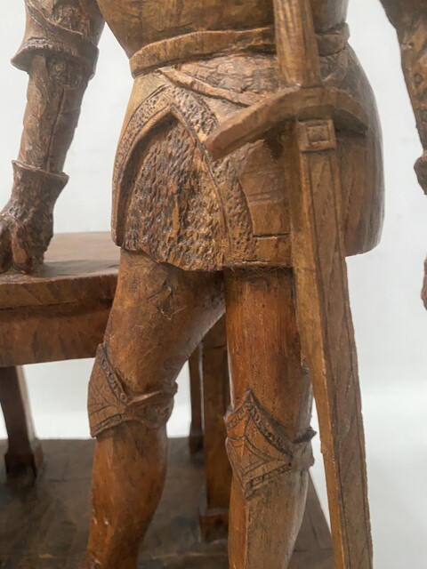 sculpture sur bois représentant deux notables finement sculpté . XX siècle .