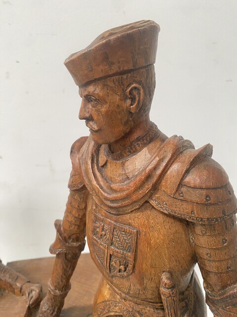 sculpture sur bois représentant deux notables finement sculpté . XX siècle .