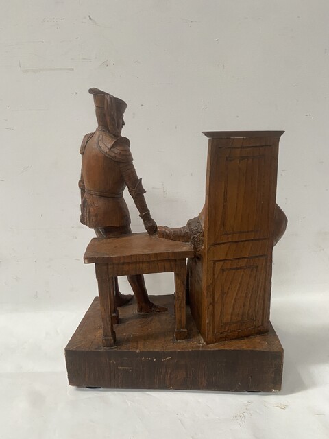 sculpture sur bois représentant deux notables finement sculpté . XX siècle .