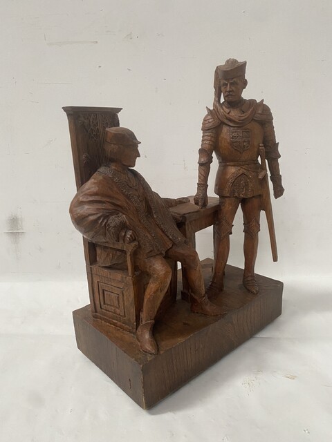 sculpture sur bois représentant deux notables finement sculpté . XX siècle .