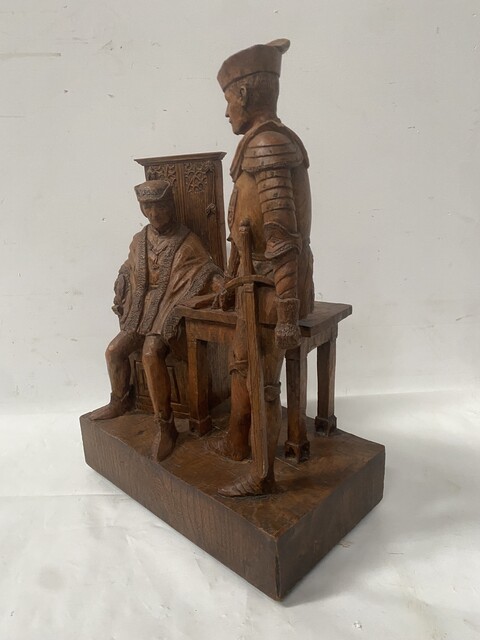 sculpture sur bois représentant deux notables finement sculpté . XX siècle .