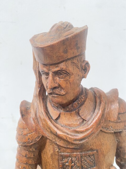 sculpture sur bois représentant deux notables finement sculpté . XX siècle .