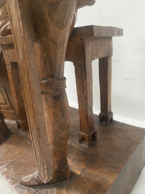 sculpture sur bois représentant deux notables finement sculpté . XX siècle .