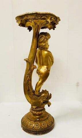 selette en bois sculpté et doré figurant un putto finement sculptée .XIX siècle.