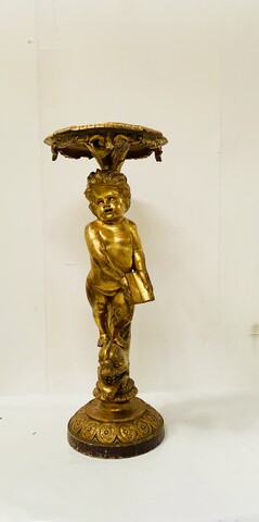 selette en bois sculpté et doré figurant un putto finement sculptée .XIX siècle.