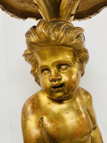 selette en bois sculpté et doré figurant un putto finement sculptée .XIX siècle.