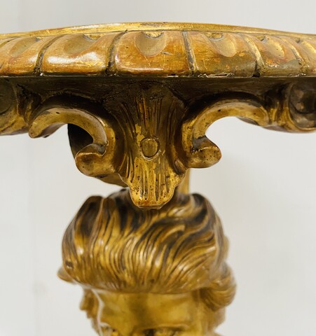 selette en bois sculpté et doré figurant un putto finement sculptée .XIX siècle.