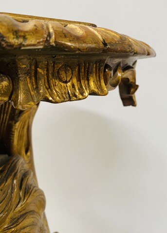 selette en bois sculpté et doré figurant un putto finement sculptée .XIX siècle.