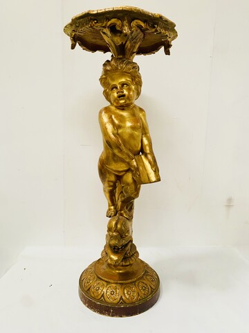 selette en bois sculpté et doré figurant un putto finement sculptée .XIX siècle.