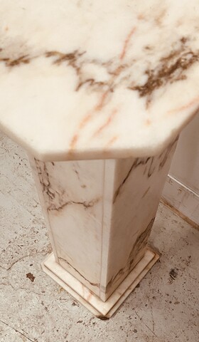 sellette en marbre plateau base carré coins cassé . XX siècle .