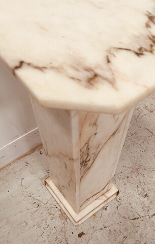 sellette en marbre plateau base carré coins cassé . XX siècle .