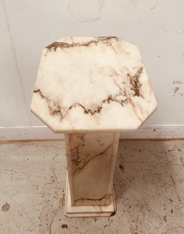 sellette en marbre plateau base carré coins cassé . XX siècle .