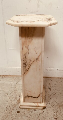 sellette en marbre plateau base carré coins cassé . XX siècle .