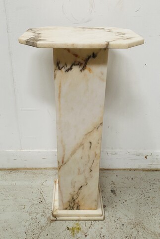 sellette en marbre plateau base carré coins cassé . XX siècle .