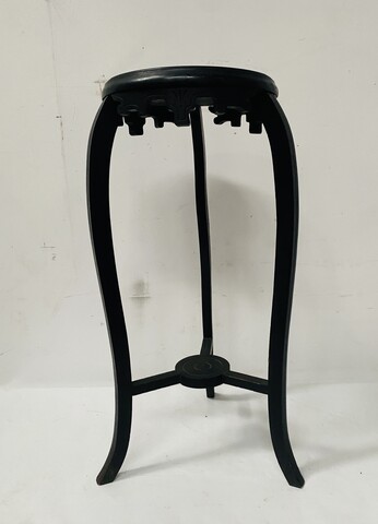 sellette ronde en en bois noirci piétement tripode . XX siècle .