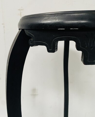 sellette ronde en en bois noirci piétement tripode . XX siècle .