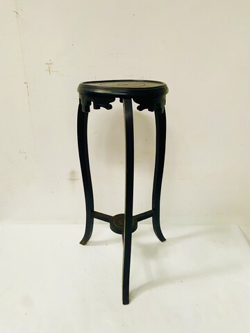 sellette ronde en en bois noirci piétement tripode . XX siècle .