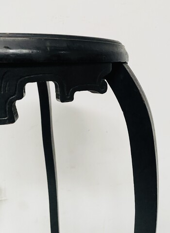 sellette ronde en en bois noirci piétement tripode . XX siècle .