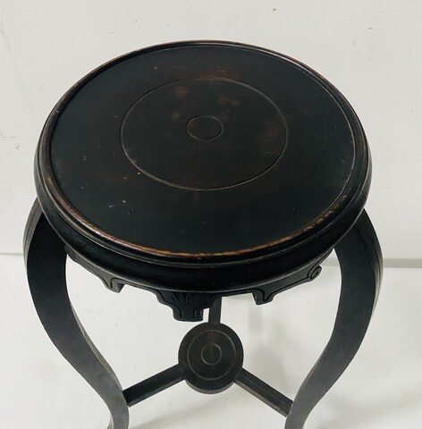 sellette ronde en en bois noirci piétement tripode . XX siècle .
