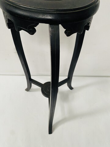 sellette ronde en en bois noirci piétement tripode . XX siècle .