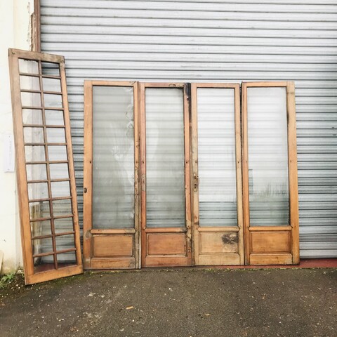 séparation de quatre portes en chêne avec imposte à petit carreaux . XX siècle .