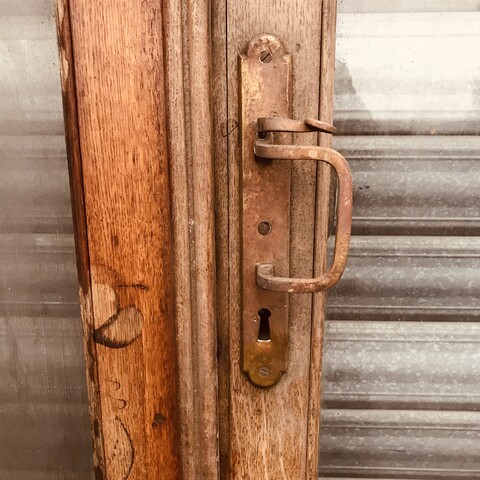 séparation de quatre portes en chêne avec imposte à petit carreaux . XX siècle .
